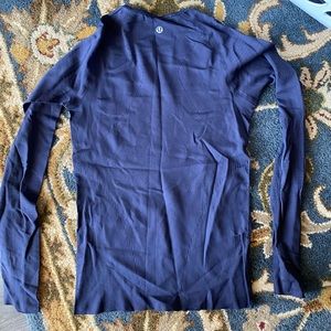 Lululemon workout top. Pretty sure it’s a size 4, like new